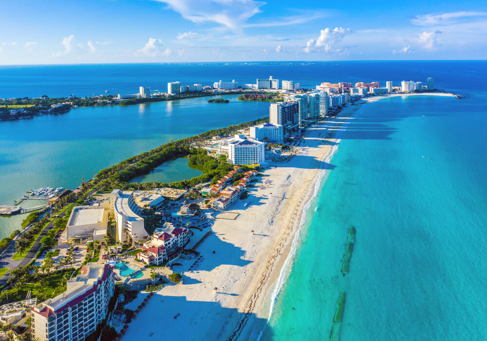 Strand und Lagune von Cancún in Quintana Roo, Mexiko.