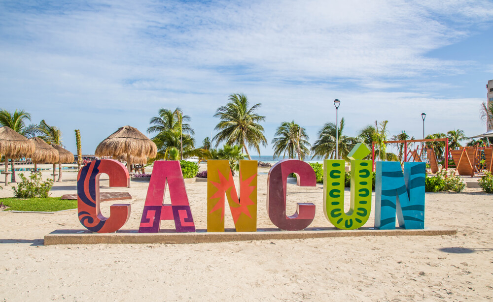 "CANCUN"-Buchstaben auf dem Strand von Playa Delfines.