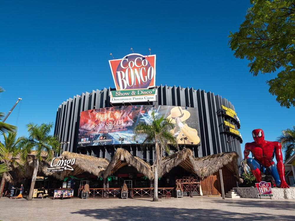Der berühmte Nachtclub Coco Bongo in Cancún bei Tageslicht.