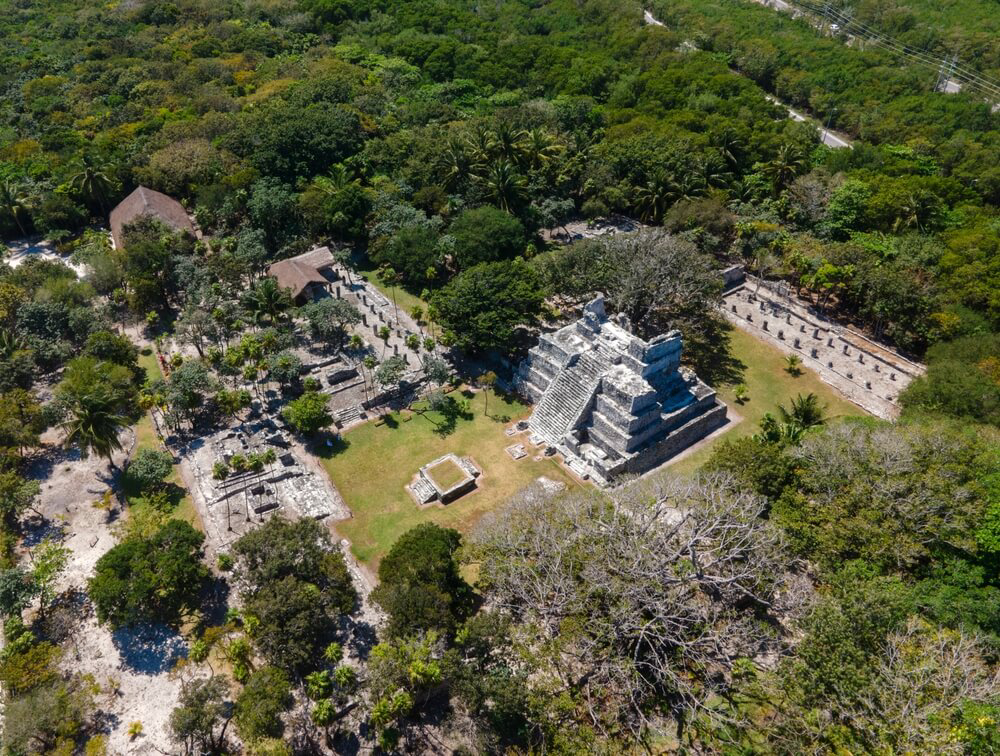 Cancún Sehenswürdigkeiten: die Maya-Stätte von El Meco aus der Luft gesehen.