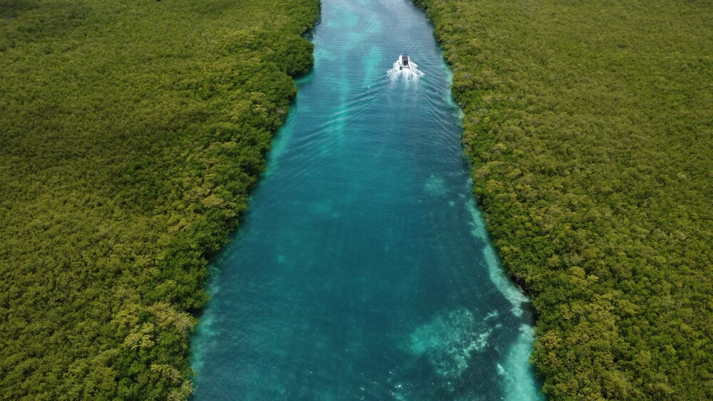 Cancún Sehenswürdigkeiten: Boot auf einem Kanal in der Nichupté-Lagune.