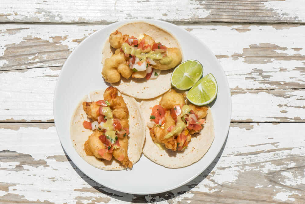 Ein Teller mit mexikanischen Tacos.