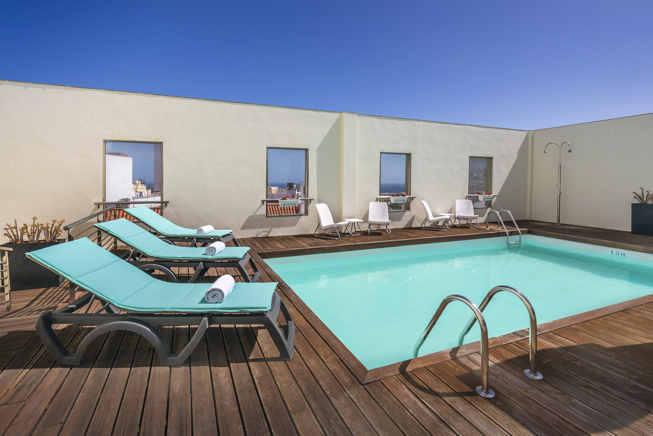 Occidental Santa Cruz Contemporaneo: The pool and loungers