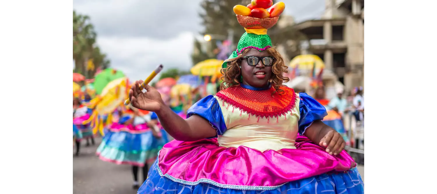 A large black lady dressed in the Robalagallina carnival costume