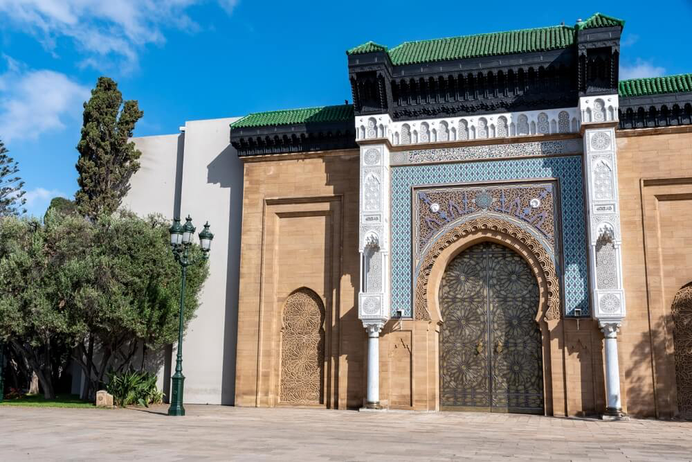 Der Königspalast in Casablanca bei abendlicher Beleuchtung.