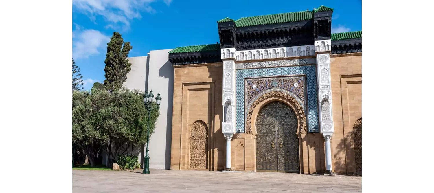 Der Königspalast in Casablanca bei abendlicher Beleuchtung.