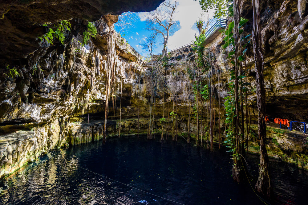 Das Cenote Oxman aus der unteren Perspektive gesehen.