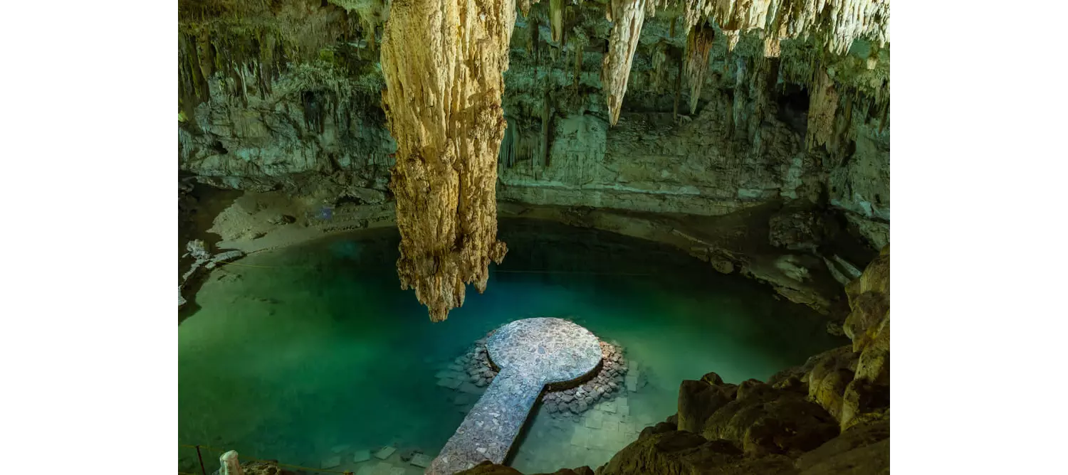 Das Cenote Suytun von oben gesehen mit Tropfsteinen im Vordergrund.