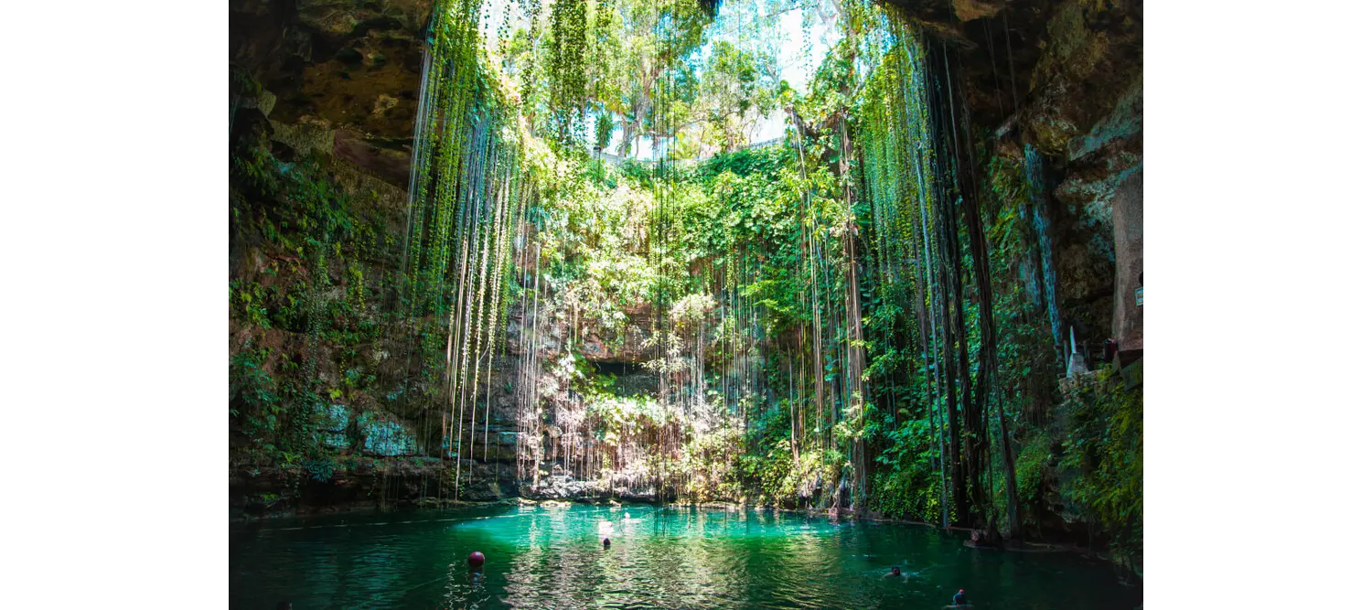 Das Cenote Ik-Kil von oben betrachtet.