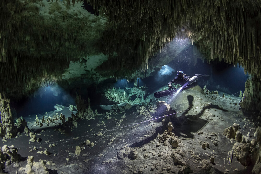 Cenoten in Mexiko: Taucher in unterirdischer Höhle.