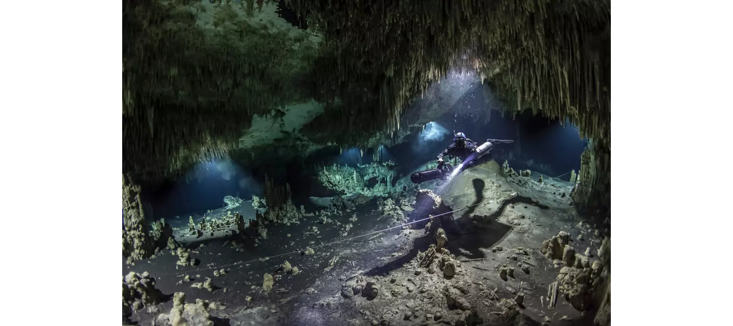 Cenoten in Mexiko: Taucher in unterirdischer Höhle.
