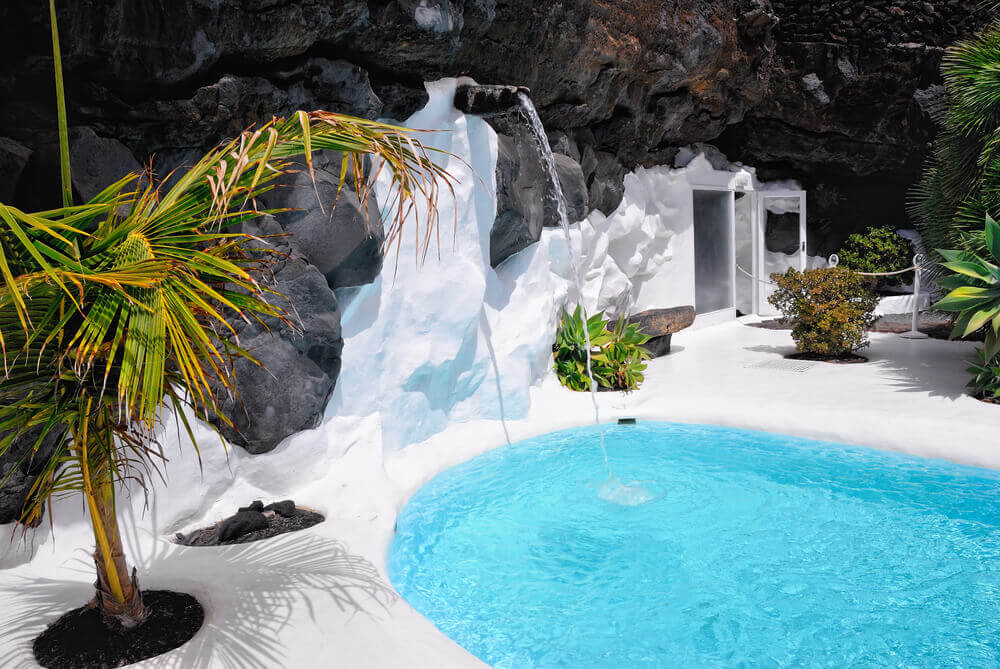 Künstlicher Wasserfall in Taro de Tahíche, dem einstigen Wohnhaus von César Manrique.