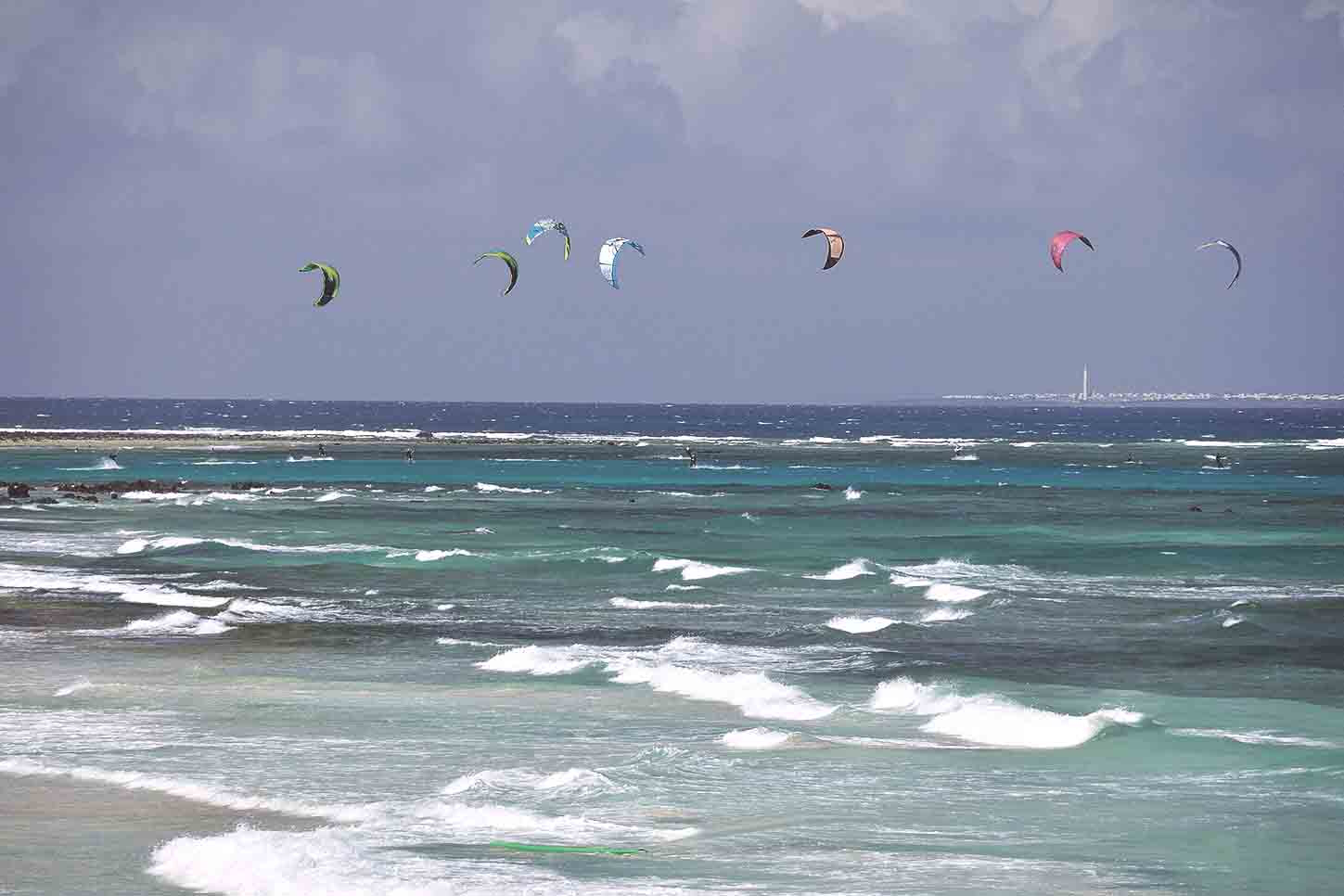 Kitesurf ou windsurf? La plus belle plage de Fuerteventura offre un spectacle