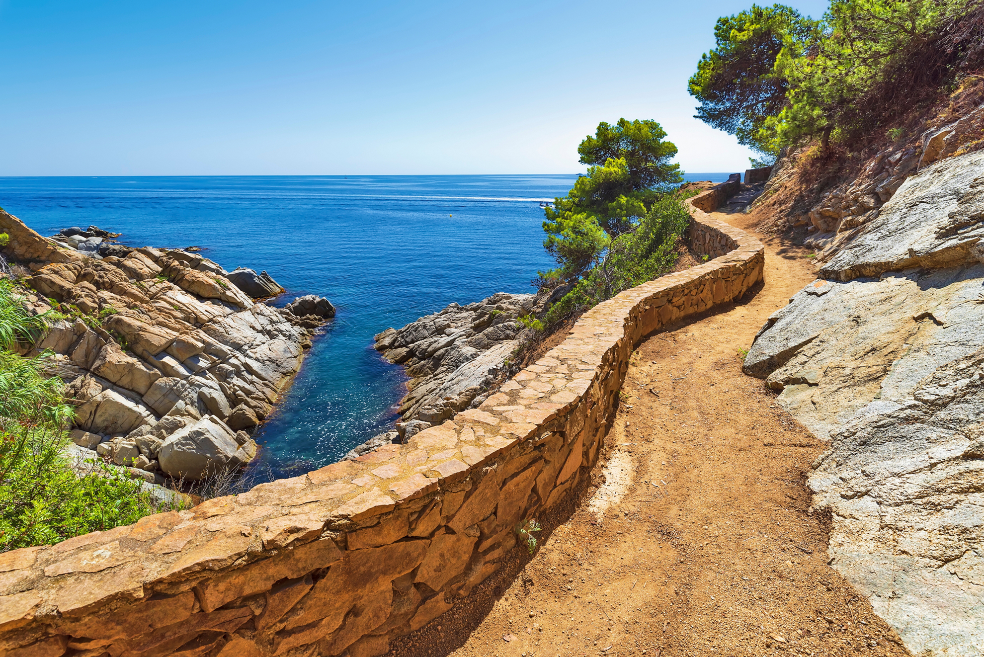 Wandern an der Costa Brava: kleine Steinbucht am Camí de Ronda