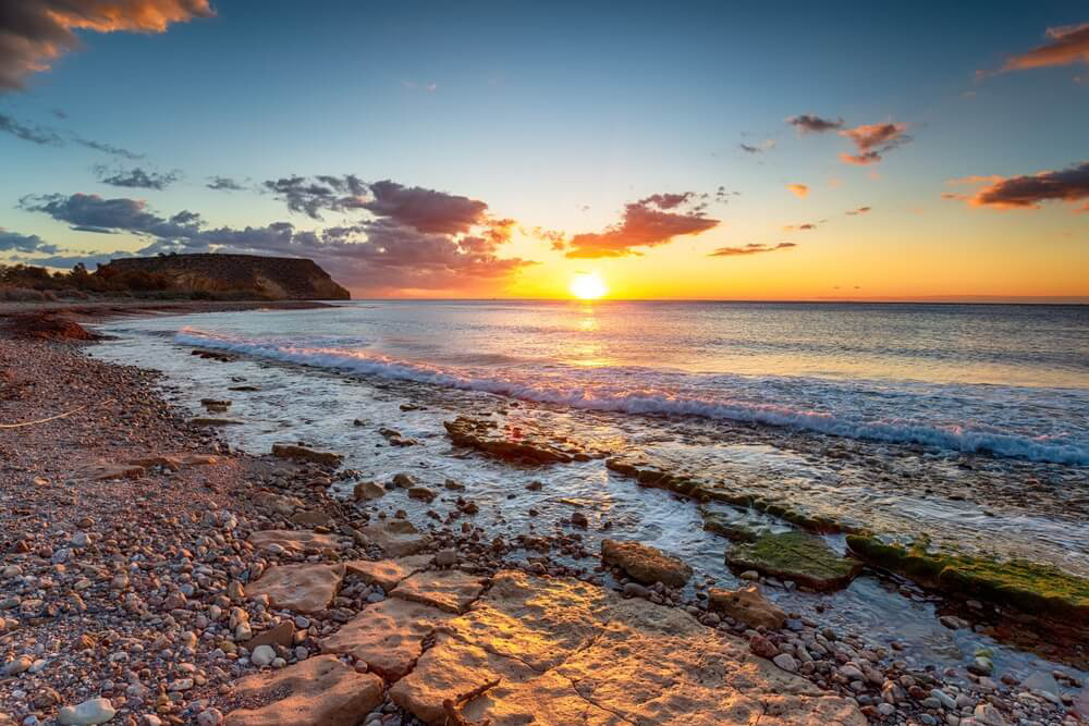 Sonnenaufgang am Playa Las Palmeras bei Águilas, Murcia.