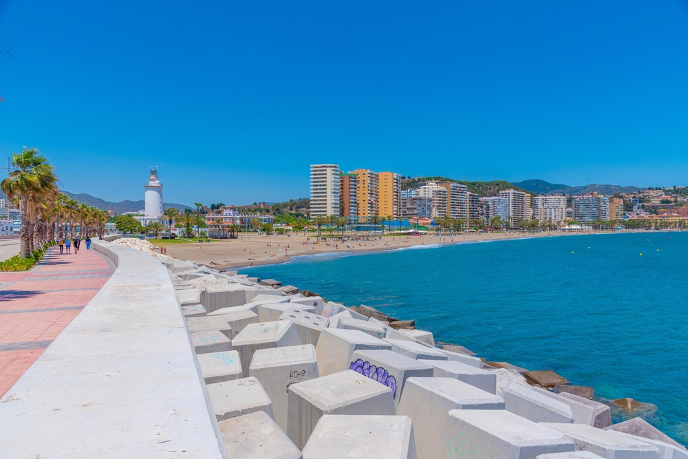 La Malagueta: City beach lined with white bricks