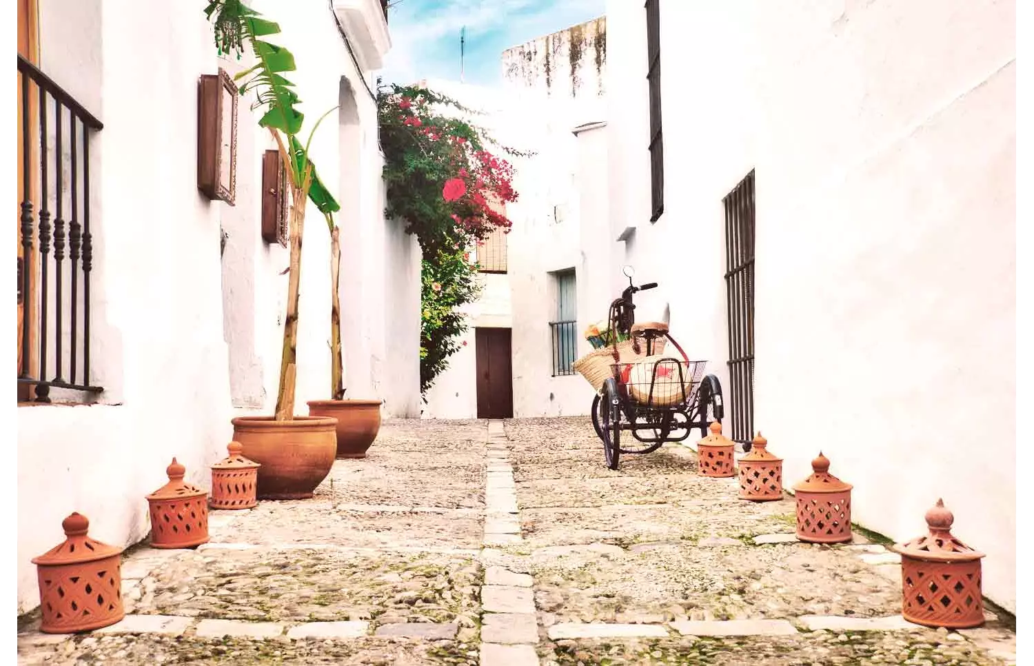 Cyber Monday Reisen: enge Gasse in einem andalusischen Dorf.