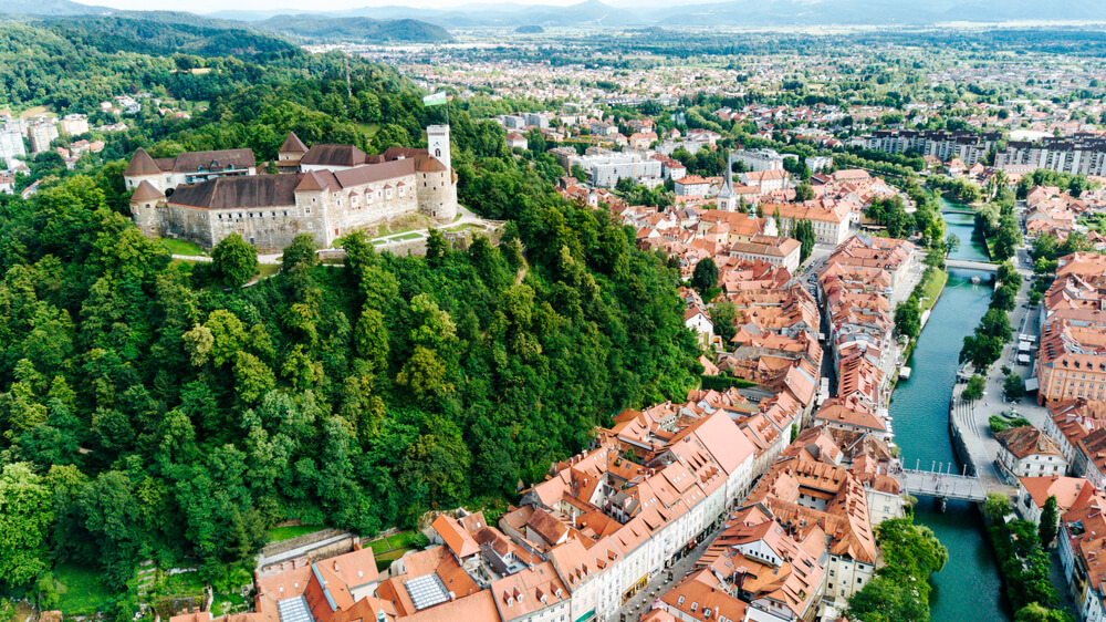 Cyber Monday Reisen: Burg von Ljubljana aus der Vogelperspektive.
