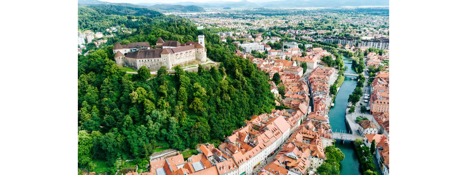 Cyber Monday Reisen: Burg von Ljubljana aus der Vogelperspektive.