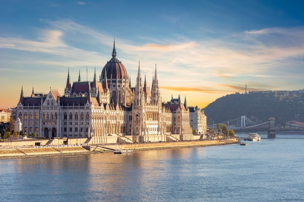 Cyber Week Reisen: Blick über die Donau auf das Parlament in Budapest.