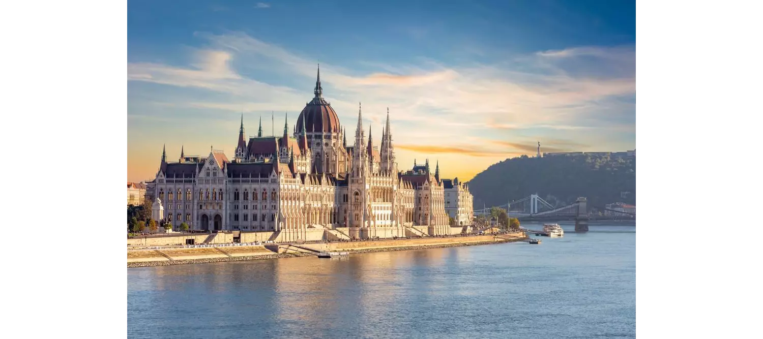 Cyber Week Reisen: Blick über die Donau auf das Parlament in Budapest.