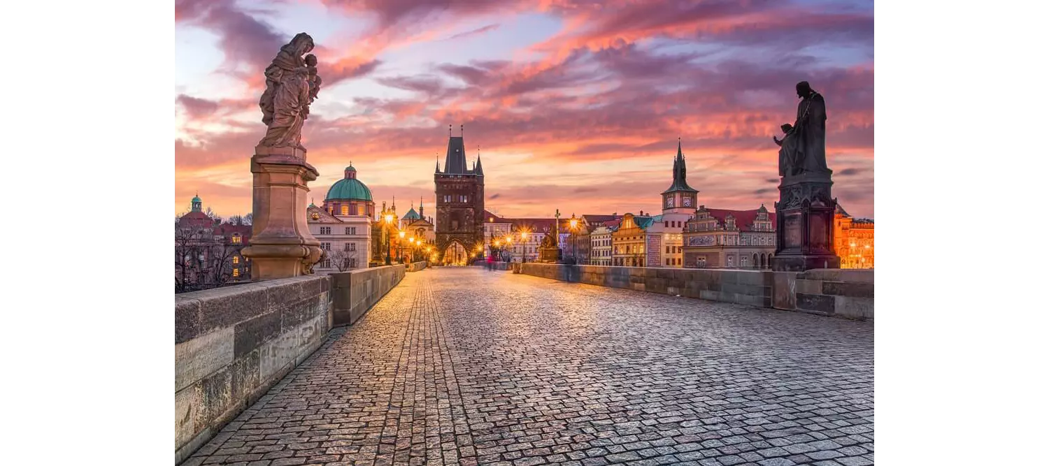 Cyber Week Reisen: Brücke in Prag in der Dämmerung.