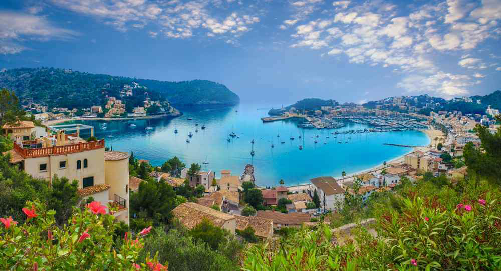 Sóller: A view of the bay of Sóller from above, surrounded by houses and vegetation