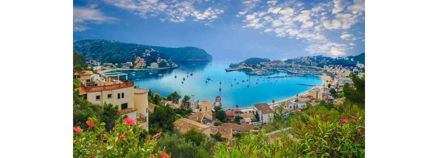 Sóller: A view of the bay of Sóller from above, surrounded by houses and vegetation