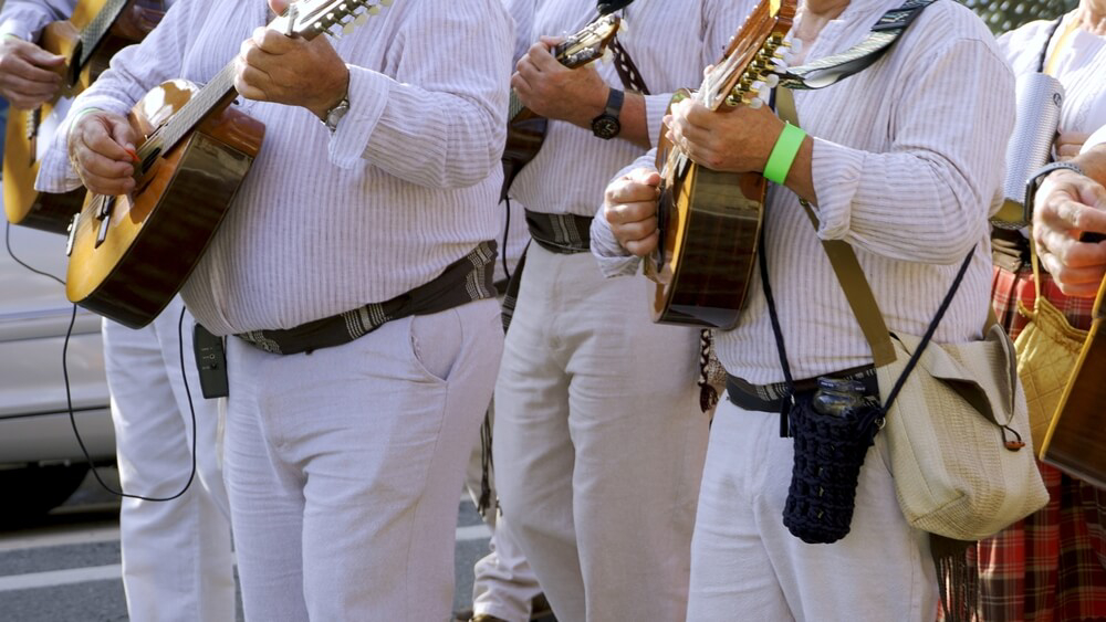 Day of the Canary Islands: Men dressed in white playing the timple
