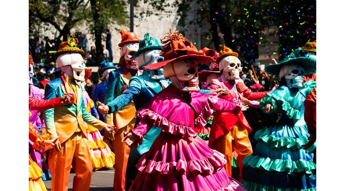 What are unique American rituals and customs for honoring the deceased?