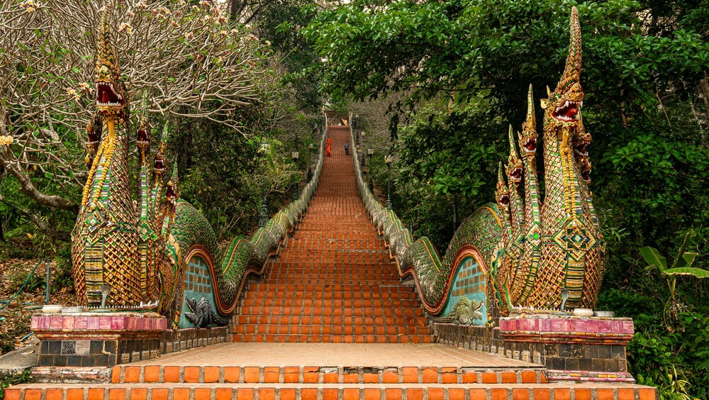         Zugang zu Tempelanlagen in Chiang Mai bei bewölktem Wetter in Thailand