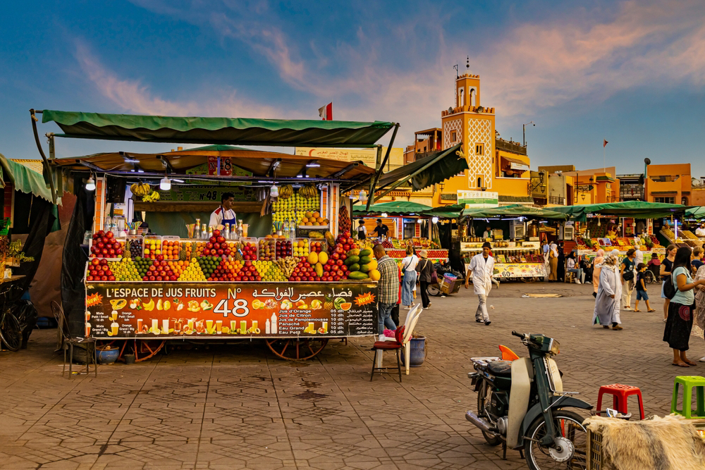 Die besten Reiseziele 2026: Markttreiben in Marrakesch auf dem Platz Djemaa el Fna.