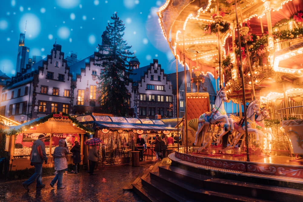 Über Weihnachten verreisen: schöner Weihnachtsmarkt mit Dekoration.