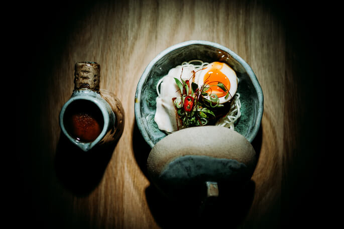 Die besten Restaurants auf Teneriffa: japanisches Gericht in hübschem Keramik-Geschirr.