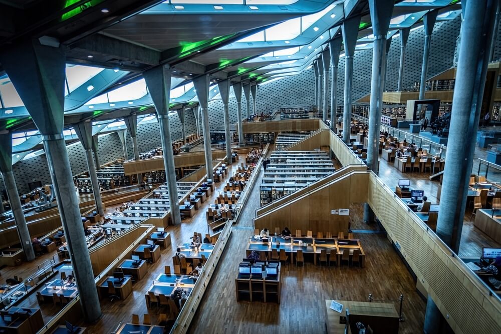 Lesesäle in der Bibliotheca Alexandrina, der großen modernen Bibliothek in Alexandria.
