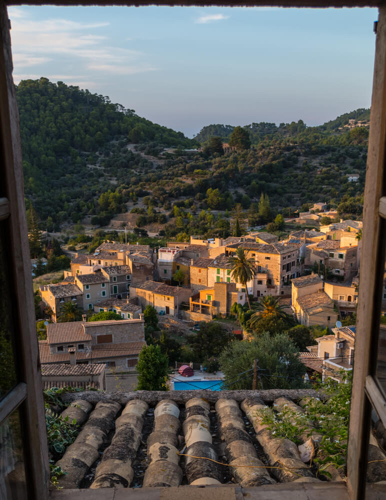 Das Dorf Estellens auf Mallorca in der Abenddämmerung.