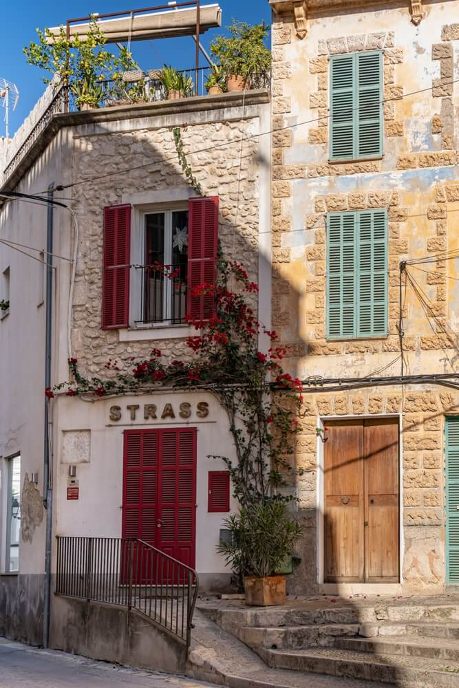 Häuserfassaden im Dorf Felanitx auf Mallorca.