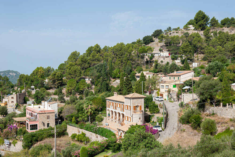 Die schönsten Dörfer Mallorcas: Häuser am Berghang in Galilea.