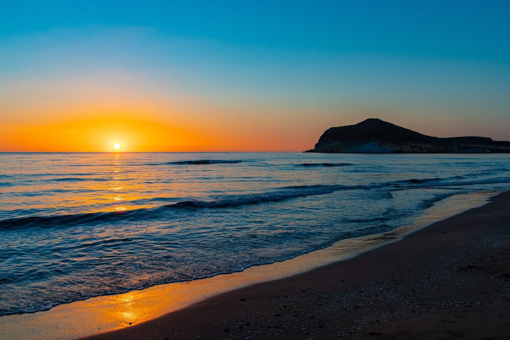 Der Playa de los Genoveses in Almería bei Sonnenuntergang.