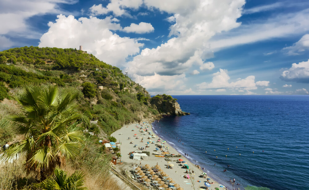 Der Strand Playa de Maro in Nerja, Málaga von den Klippen aus gesehen.