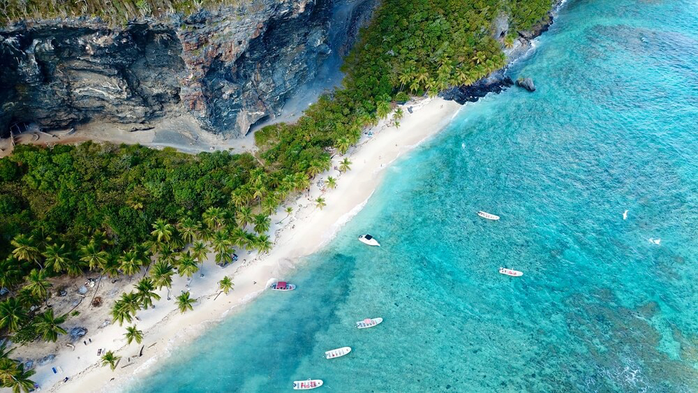 Playa Frontón in Dom Rep aus der Vogelperspektive.