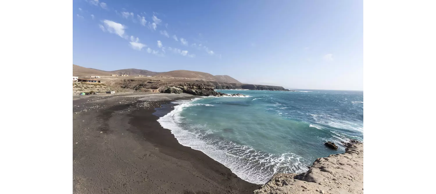 Der pechschwarze Lavastrand von Ajuy auf Fuerteventura.