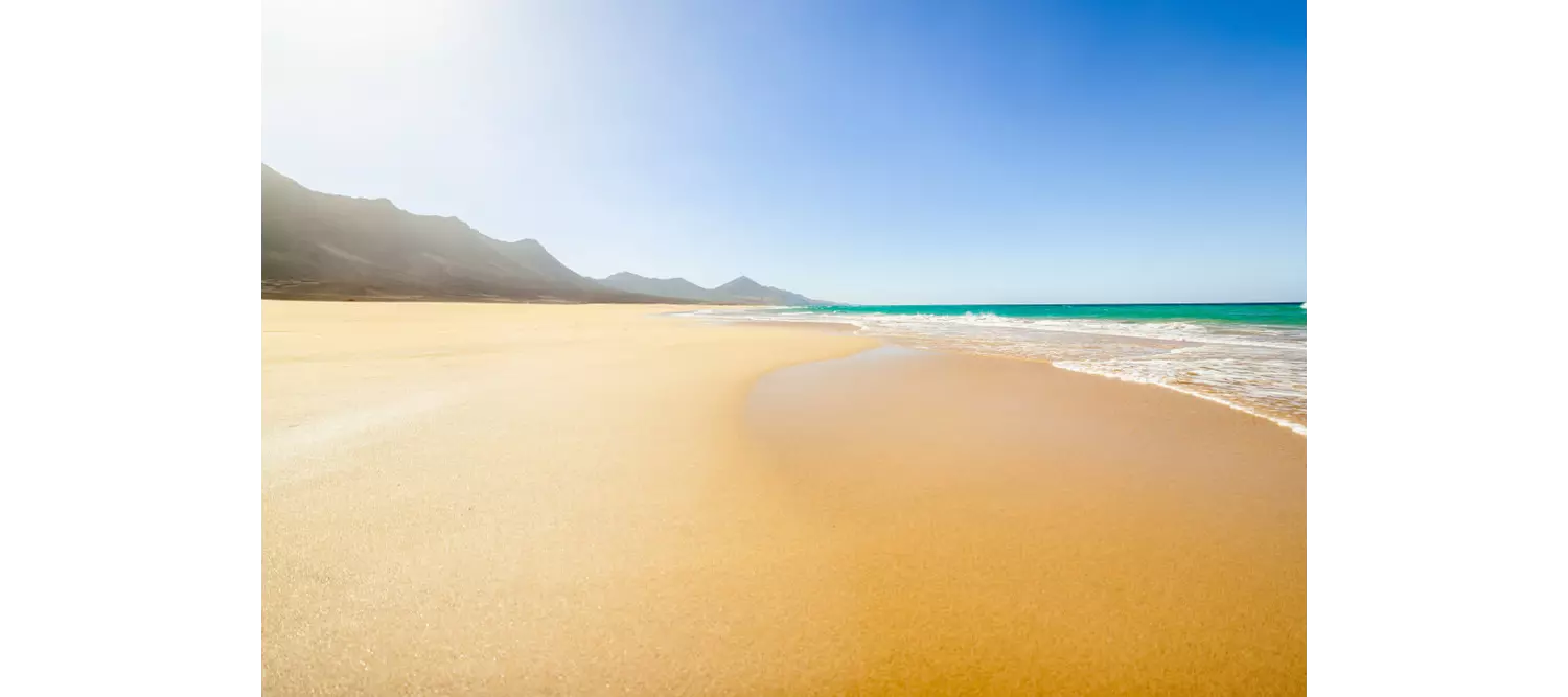 Goldgelber Sand und smaragdgrünes Wasser am Playa de Cofete auf Fuerteventura.