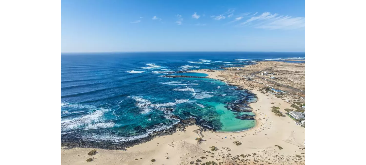 Gezeitenbecken aus Lavagestein am Playa de los Charcos auf Fuerteventura aus der Luft gesehen.