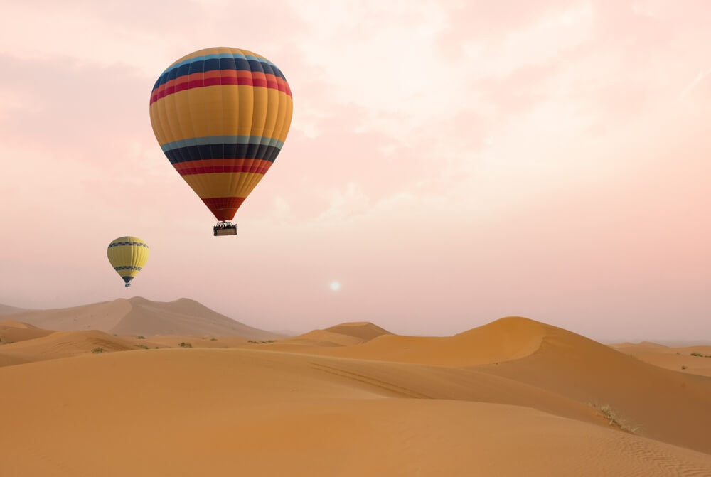 Dubai Aktivitäten: Ballonfahrt über der Wüste.