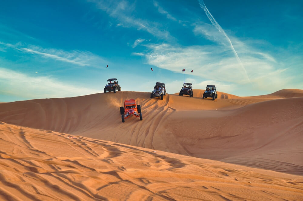 Dune Bashing mit Quad in der Wüste von Dubai.