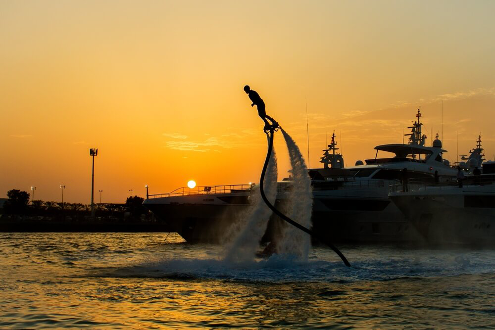 Flyboarding in Dubai bei Sonnenuntergang.