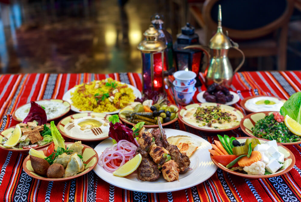 Eid al-Fitr: gedeckter Tisch mit verschiedenen Speisen zum Fastenbrechen.