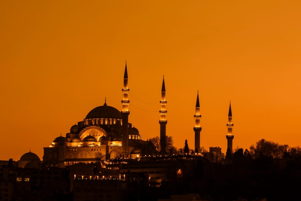 Moschee in Istanbul in der Abenddämmerung.