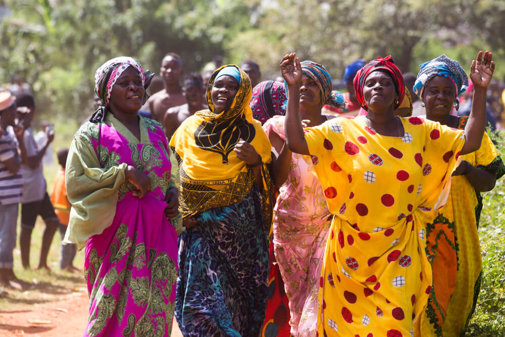 Frauen in Sansibar in bunten Kleidern.